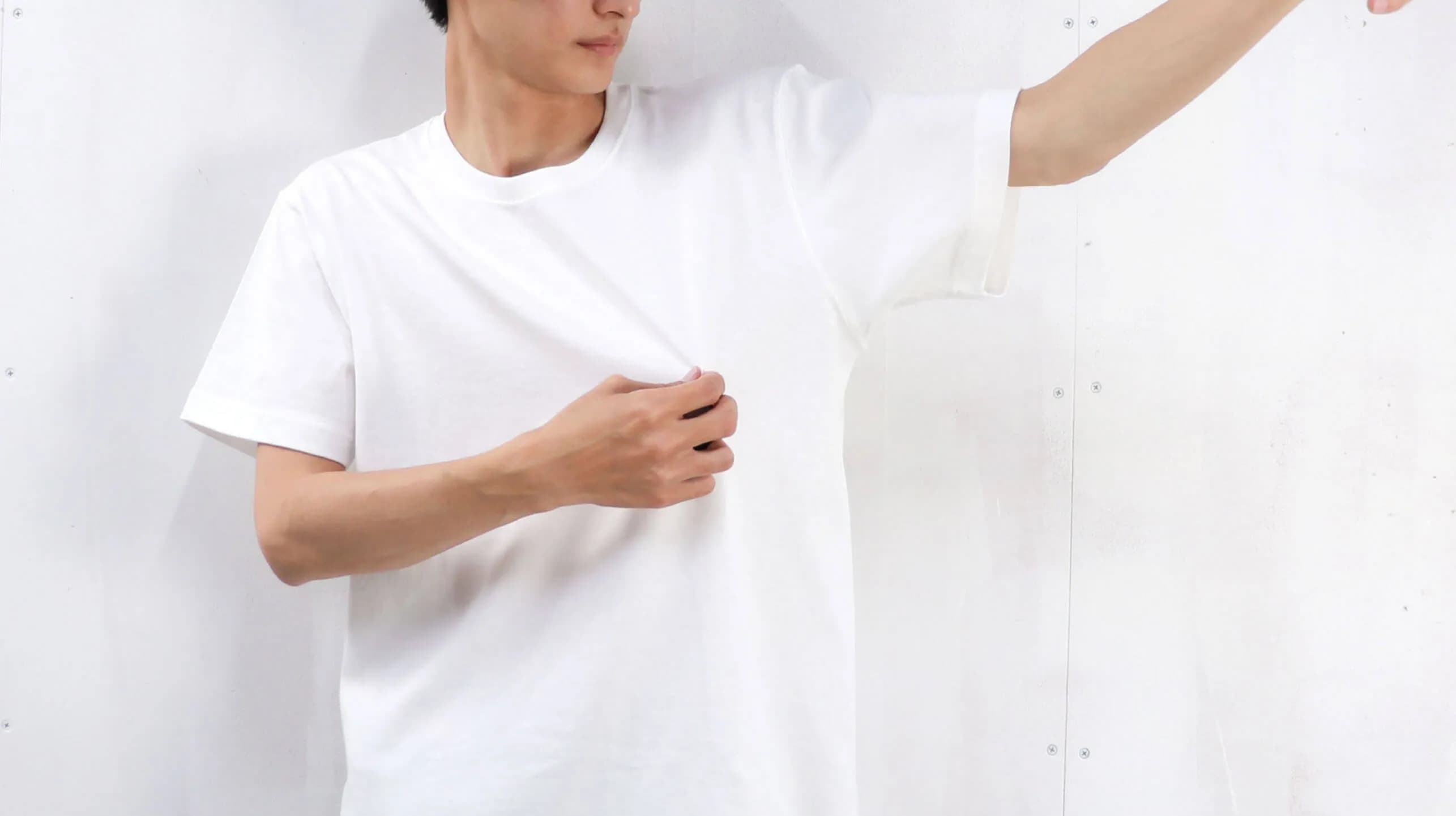 白いTシャツはどれくらい透けるのか