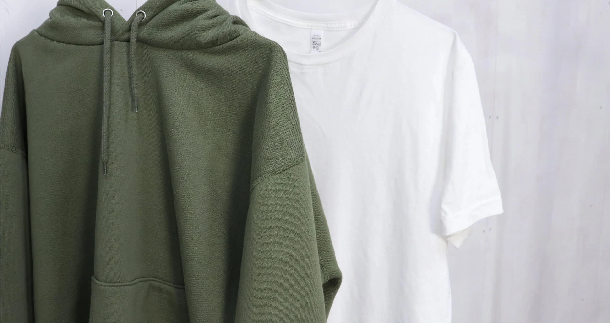 定番の合わせ技 Tシャツ×パーカーの重ね着スタイル
